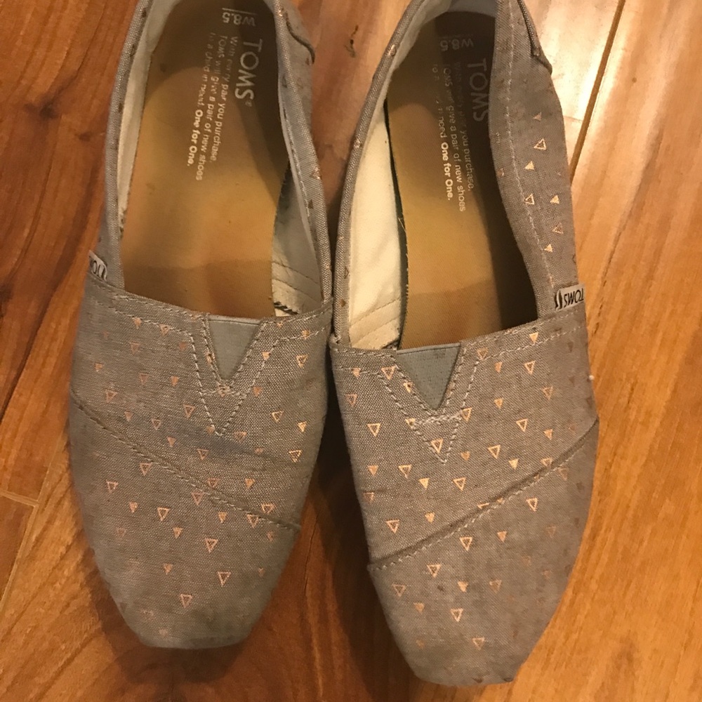 Toms Woman’s 8.5.